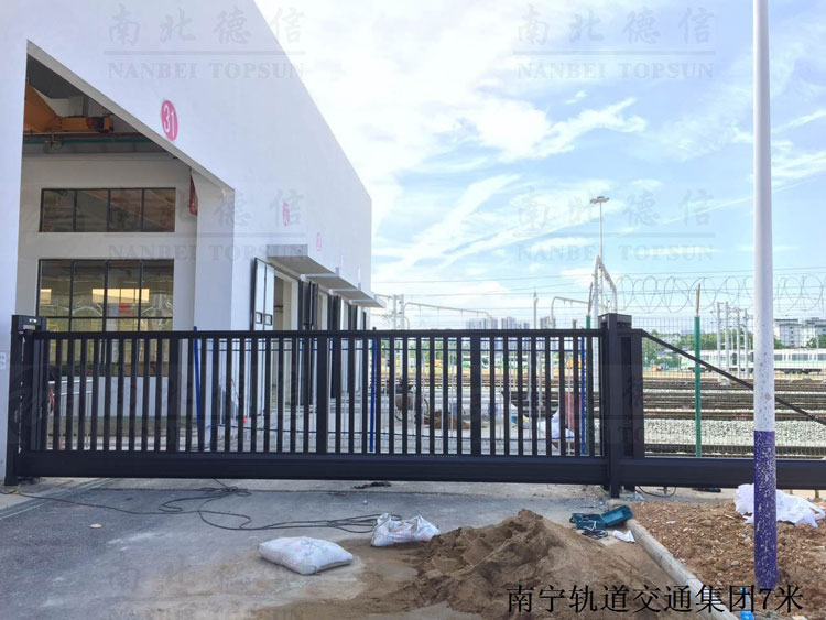 南宁轨道交通集团7米无轨悬浮门案例