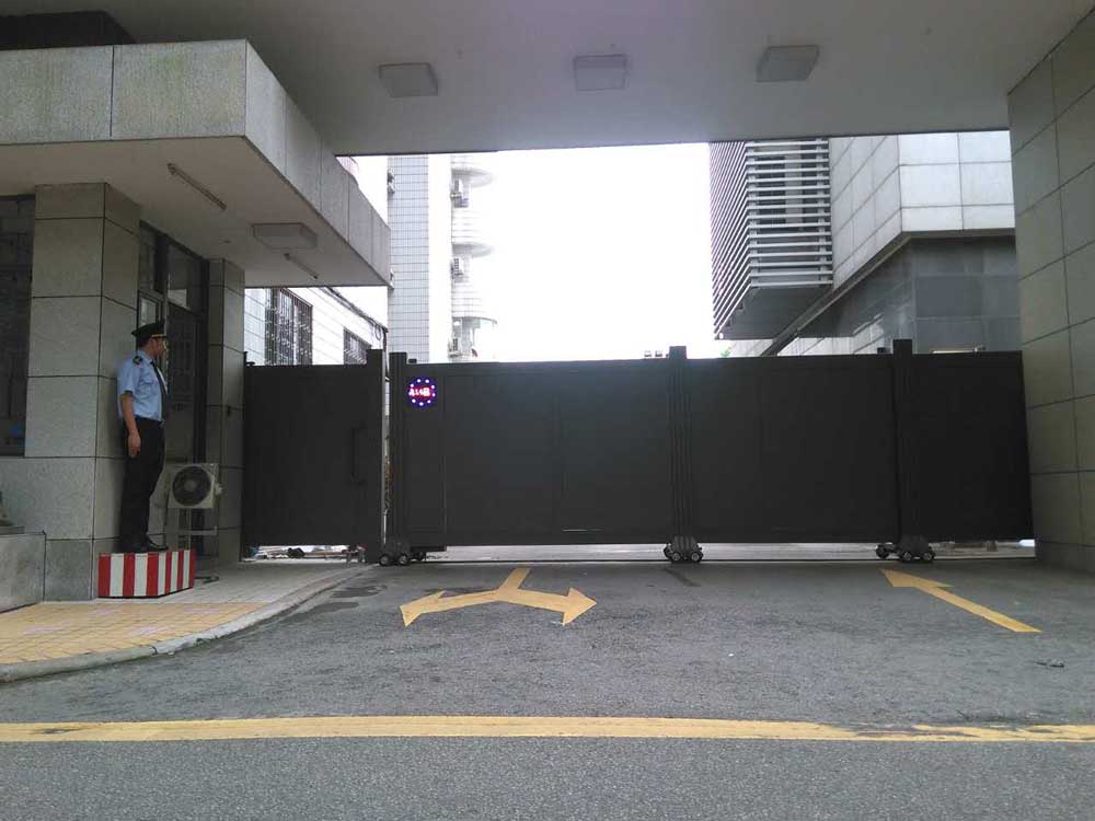 广东建筑文化遗产保护园融合南北德信悬折门