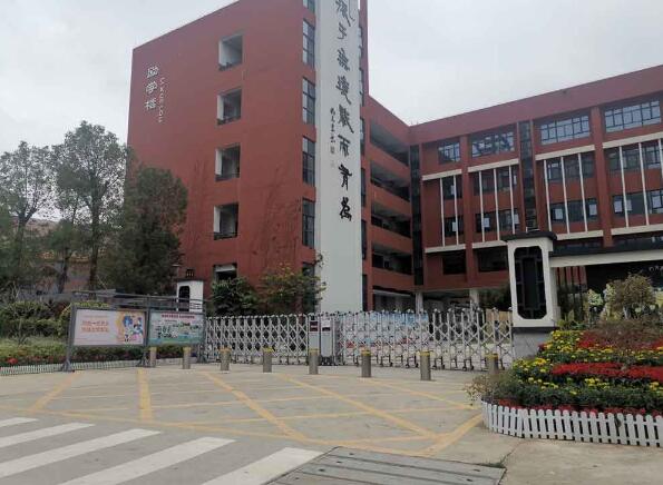 南北德信为深圳市龙华区诺德安达双语学校提供永固630无轨伸缩门