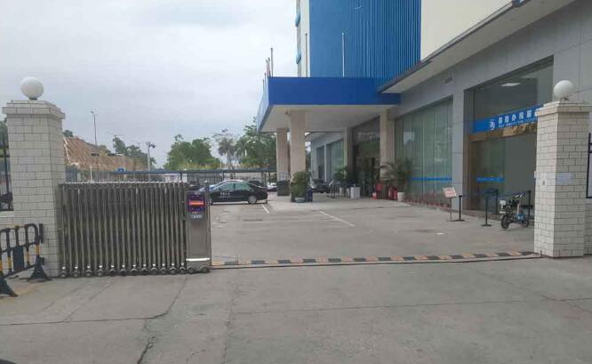 深圳市龙华区国家税务局使用的是南北德信雄鹰无轨伸缩门