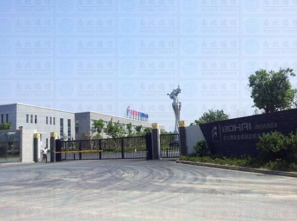 浙江博海金属制品科技有限公司在单位出入口安装了南北德信智能悬折门-开泰-DD4A(黑)