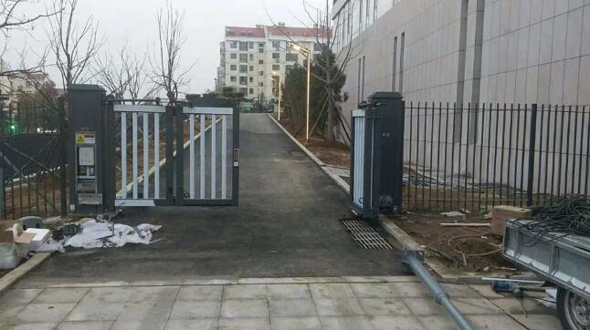 南北德信为威海市环翠区望海园中学量身打造了一套开泰DD4A悬折门