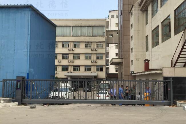 太原市总工会采用了南北德信骏宝838-LX-D悬浮门